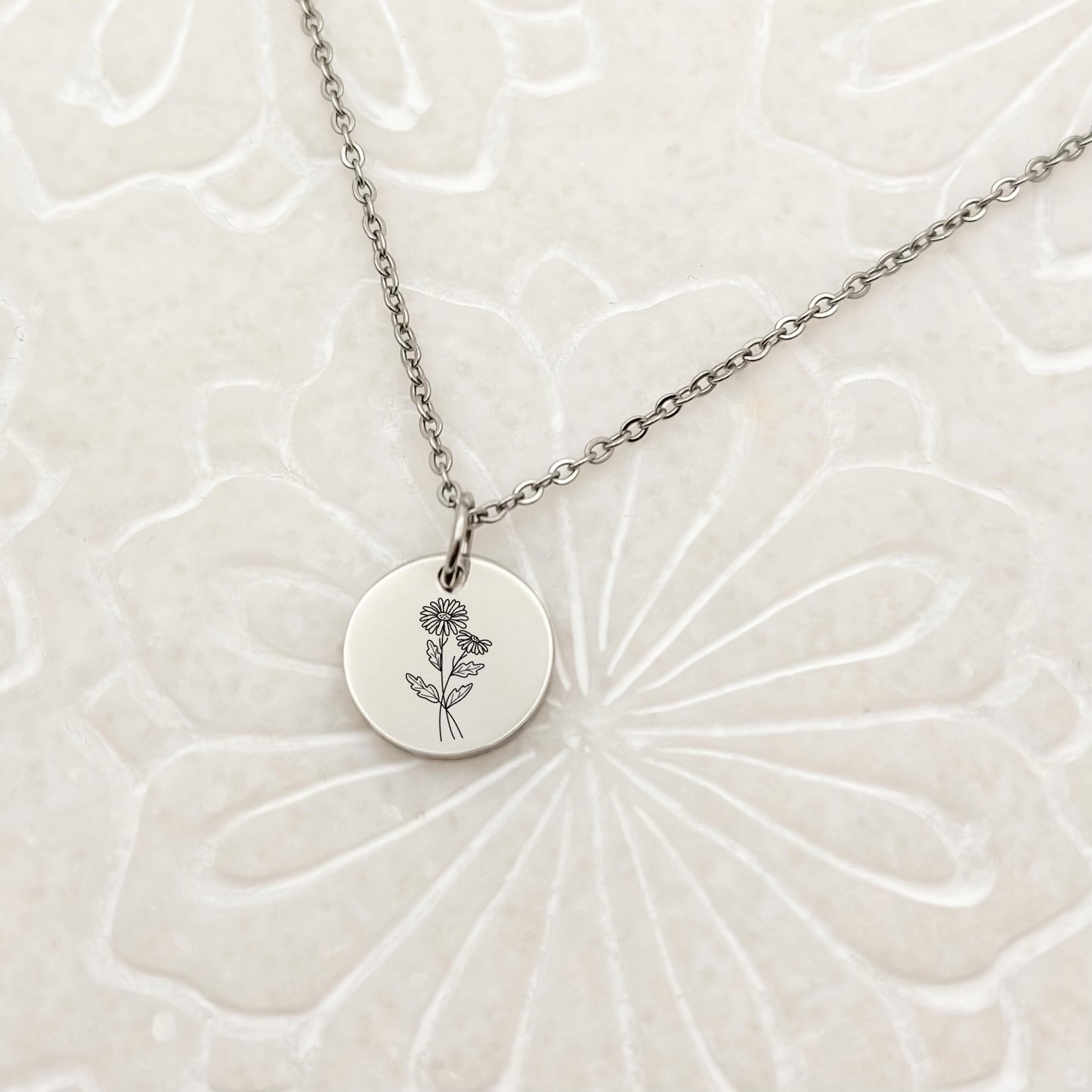 April Circle Birth Flower Necklace – Daisy